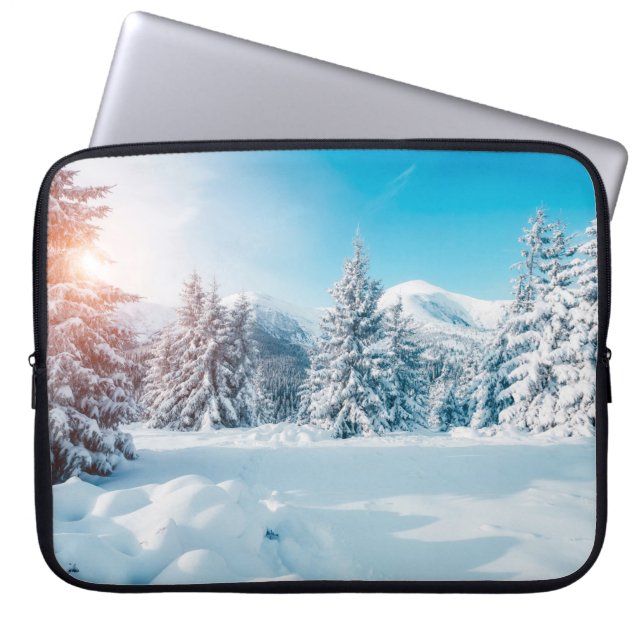 Schöne Winterlandschaft, phantastische Berge Laptopschutzhülle (Vorderseite)
