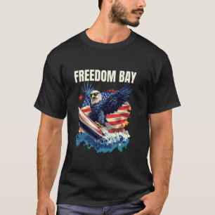Schöner Adler mit patriotischem Surfbrett in Freed T-Shirt