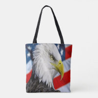 Schöner Adlerkopf und eine amerikanische Flagge 1