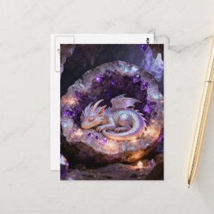 schöner Babydrache, der in einer Amethyst-Geode sc Postkarte