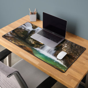 Schöner Bach in Gozd Martuljek Ende des Winters Schreibtischunterlage