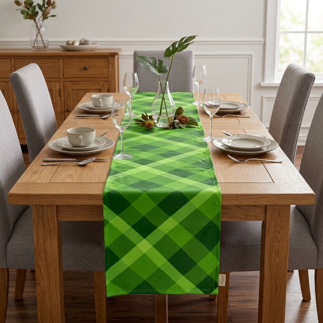 Schöner Baumgrün Karierter großer Tischläufer (Beautiful Tree Green Plaid Large Table Runner draped over a table in a dining room.)