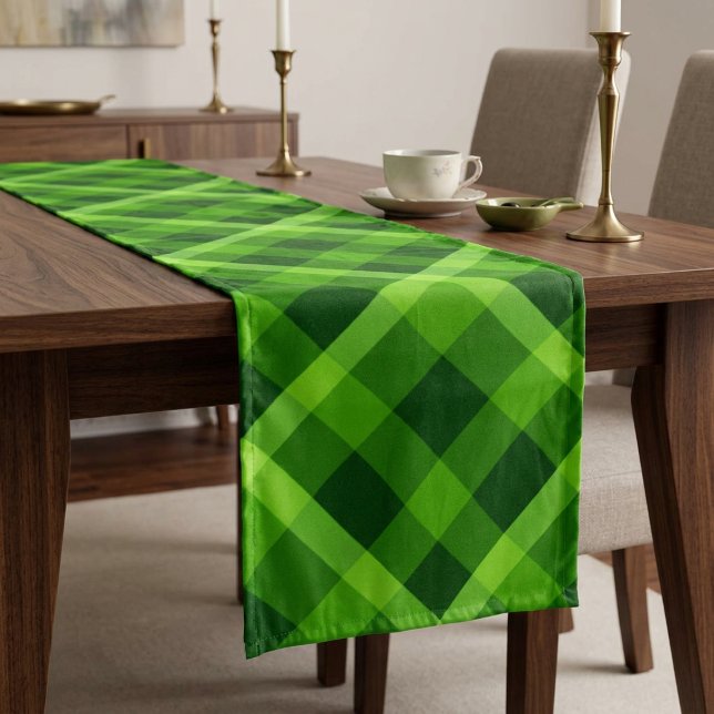 Schöner Baumgrün Karierter Mittlerer Tischläufer (Beautiful Tree Green Plaid Medium Table Runner draped over a table in a dining room.)