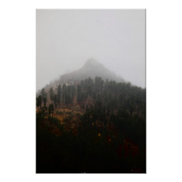 Schöner Berggipfel, der durch den Nebel hinausragt Poster