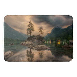 Schöner Bergsee im Abend Foto Badematte