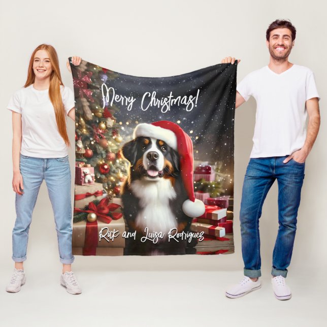 Schöner Berner Hund mit Weihnachtsmannmütze Fleecedecke (Beispiel)