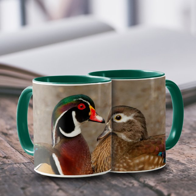 Schöner Berührungsmoment zwischen Holzenten Tasse (A Touching Moment Between Two Wood Ducks 11 oz Coffee Mug Cover Photo.)