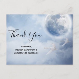 Schöner blauer Himmel mit Flying Swans Postkarte