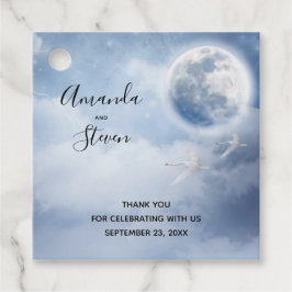 Schöner blauer Himmel mit flying Swans Wedding Geschenkanhänger