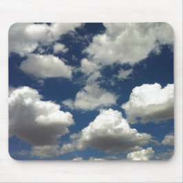 Schöner blauer Himmel mit puffigen weißen Wolken Mousepad