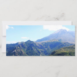 schöner blauer Himmel und Berglandschaft