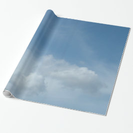 schöner blauer Himmel und weiße Wolken. Geschenkpapier