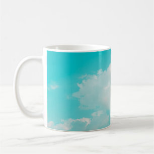 Schöner blauer Himmel und Wolken mit Tageslicht na Kaffeetasse