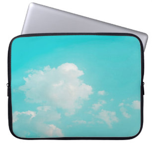 Schöner blauer Himmel und Wolken mit Tageslicht na Laptopschutzhülle