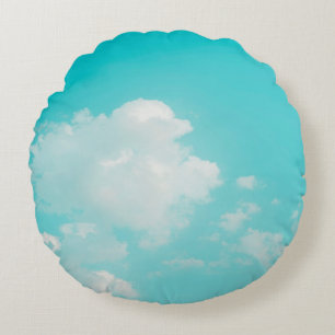 Schöner blauer Himmel und Wolken mit Tageslicht na Rundes Kissen