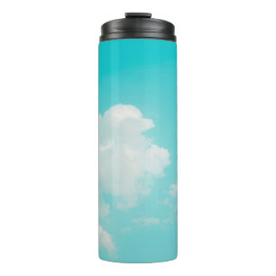 Schöner blauer Himmel und Wolken mit Tageslicht na Thermosbecher