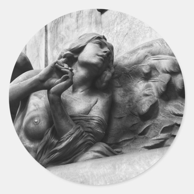 Schöner Engel, der in den Himmel schaut Runder Aufkleber (Vorderseite)