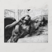 Schöner Engel mit ruhigem Blick in den Himmel