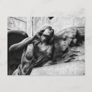 Schöner Engel mit ruhigem Blick in den Himmel Postkarte