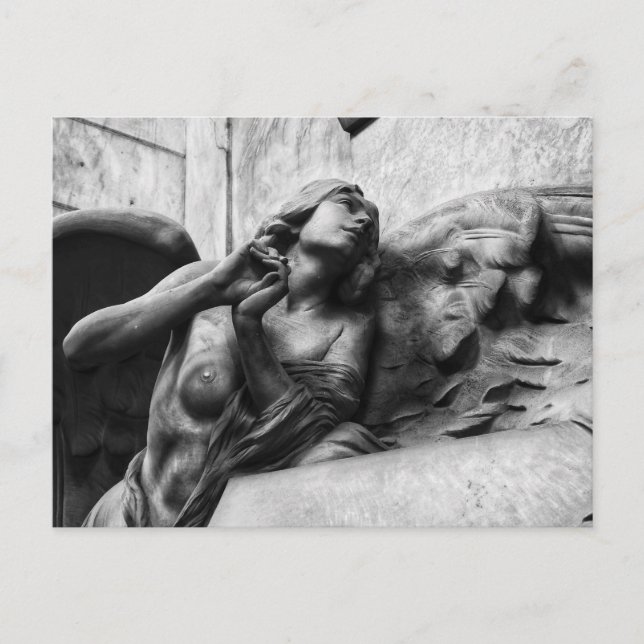 Schöner Engel mit ruhigem Blick in den Himmel Postkarte (Vorderseite)