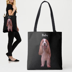 Schöner englischer Cocker Spaniel Hund auf Schwarz