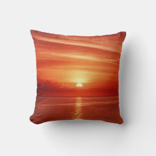 Schöner farbenfroher Sonnenaufgang am Meer mit Dra Kissen
