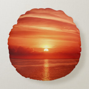 Schöner farbenfroher Sonnenaufgang am Meer mit Dra Rundes Kissen