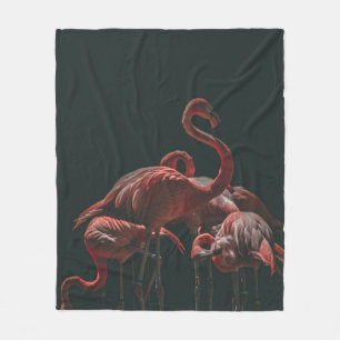 SCHÖNER FLAMINGO AUF DUNKLEM HINTERGRUND FLEECEDECKE