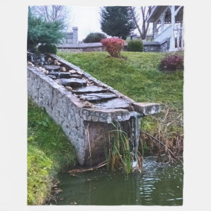 Schöner Gartenwasserfall – Wilde Natur Rumänien Fleecedecke