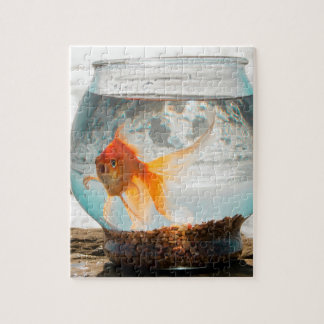 Schöner Goldfisch in Schüssel am Ozean Puzzle