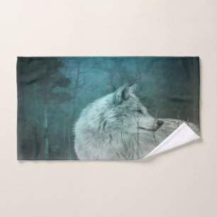 Schöner grauer Wolf in einem dunklen Wald Handtuch