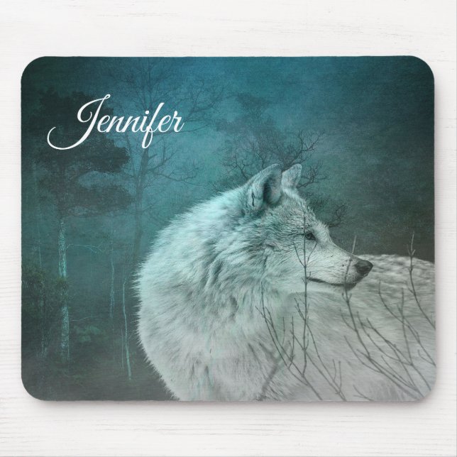 Schöner grauer Wolf in einem dunklen Wald Mousepad (Vorne)