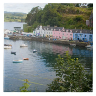 Schöner Hafen und Segelboote mit Reflexionen in 2 Fliese