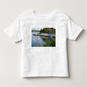 Schöner Hafen und Segelboote mit Reflexionen in 2 Kleinkind T-shirt