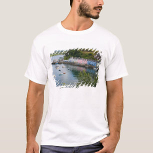 Schöner Hafen und Segelboote mit Reflexionen in 2 T-Shirt