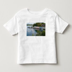 Schöner Hafen und Segelboote mit Spiegelungen in 2 Kleinkind T-shirt