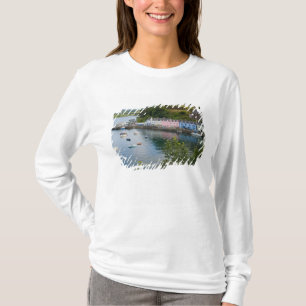Schöner Hafen und Segelboote mit Spiegelungen in 2 T-Shirt