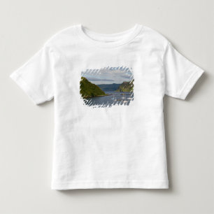 Schöner Hafen und Segelboote mit Spiegelungen in Kleinkind T-shirt