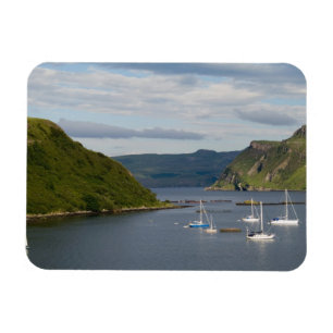 Schöner Hafen und Segelboote mit Spiegelungen in Magnet