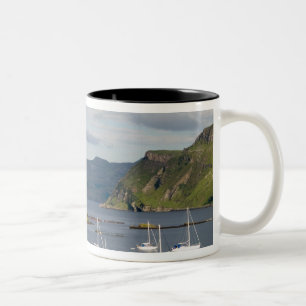 Schöner Hafen und Segelboote mit Spiegelungen in Zweifarbige Tasse