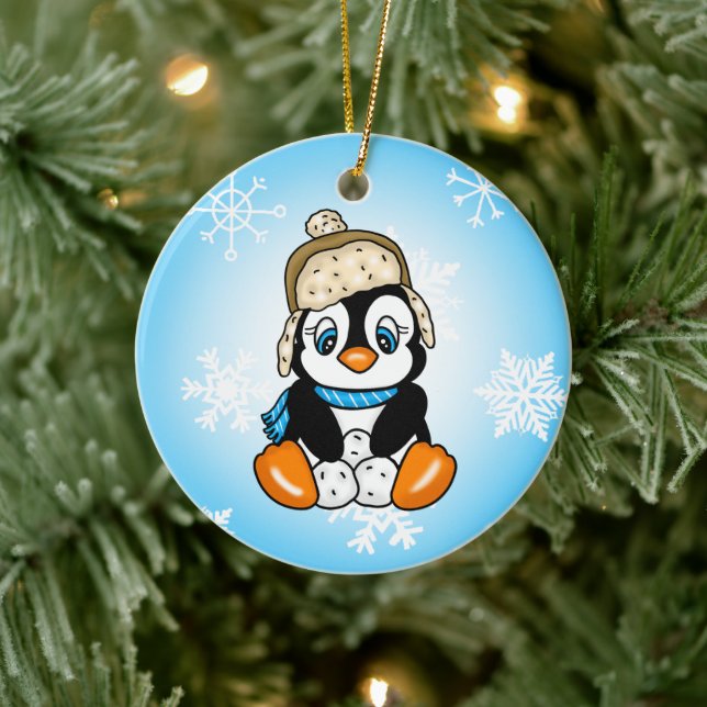 Schöner handgezogener Pinguin mit Schneebällen Keramik Ornament (Baum)