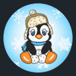 Schöner handgezogener Pinguin mit Schneebällen Runder Aufkleber<br><div class="desc">Ein niedlicher,  lustiger Cartoon Pinguin mit Schneebällen und Schneeflocken Hintergrund.</div>