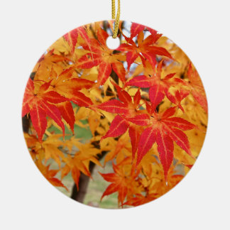 schöner japanischer Ahornbaum im Fall Keramik Ornament