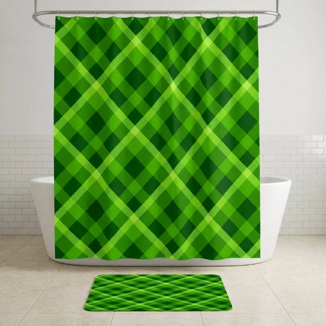 Schöner Karierter Baumduschvorhang Duschvorhang (Beautiful Tree Green Plaid Shower Curtain hanging on a shower rod in a bathroom.)