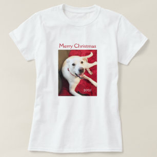 Schöner lächelnder weißer Welpenhund Red Christmas T-Shirt