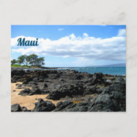 Schöner Maui-Strand mit schwarzen Felsen