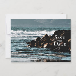 Schöner Ozean, Wellen und Felsen Strand Hochzeit Save The Date