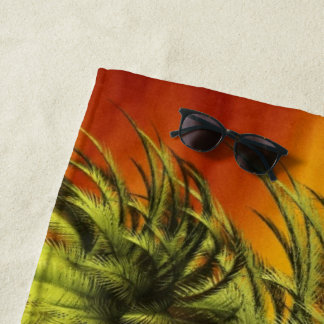 Schöner Palm und Sonnenuntergang Badetuch