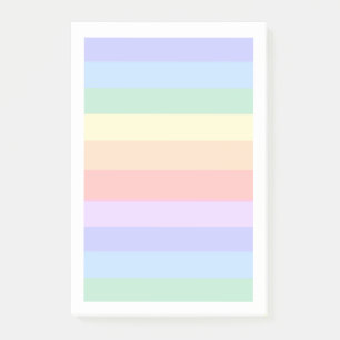 Schöner, pastellfarbener Rainbow-Hintergrund und w Post-it Klebezettel