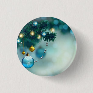 Schöner Pinienbaum mit blauem Weihnachtsball Button